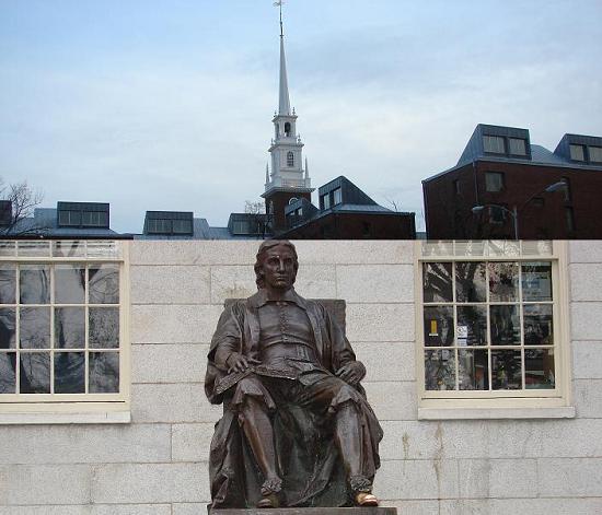 Бостон-Гарвард. Памятник  основателю