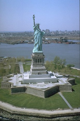 Нью-Йорк.Символ города - статуя Свободы